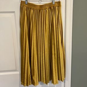 Velour pleated midi skirt size M